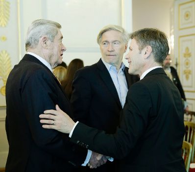 Am 9. Februar 2016 &uuml;berreichte Kunst- und Kulturminister Josef Ostermayer (r.) die Urkunde, mit der Peter Pelinka (m.) der Berufstitel Professor verliehen wurde. Im Bild mit Hannes Androsch (l.).