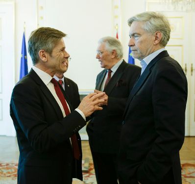 Am 9. Februar 2016 &uuml;berreichte Kunst- und Kulturminister Josef Ostermayer (l.) die Urkunde, mit der Peter Pelinka (r.) der Berufstitel Professor verliehen wurde.