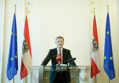 Am 9. Februar 2016 &uuml;berreichte Kunst- und Kulturminister Josef Ostermayer (im Bild) die Urkunde, mit der Peter Pelinka der Berufstitel Professor verliehen wurde.