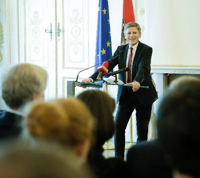 Am 9. Februar 2016 &uuml;berreichte Kunst- und Kulturminister Josef Ostermayer (im Bild) die Urkunde, mit der Peter Pelinka der Berufstitel Professor verliehen wurde.