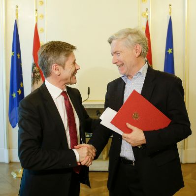 Am 9. Februar 2016 &uuml;berreichte Kunst- und Kulturminister Josef Ostermayer (l.) die Urkunde, mit der Peter Pelinka (r.) der Berufstitel Professor verliehen wurde.