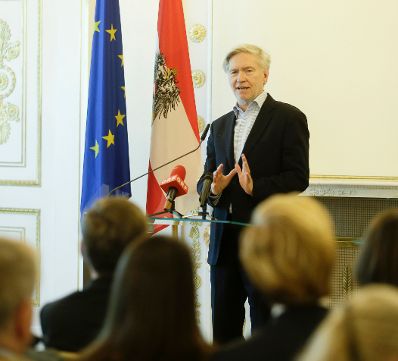 Am 9. Februar 2016 &uuml;berreichte Kunst- und Kulturminister Josef Ostermayer die Urkunde, mit der Peter Pelinka (im Bild) der Berufstitel Professor verliehen wurde.