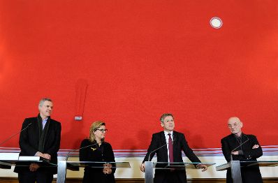 Am 12. Februar 2016 nahm Kunst- und Kulturminister Josef Ostermayer an einer Pressekonferenz bez&uuml;glich der &Uuml;bergabe des Nachlasses des verstorbenen &ouml;sterreichischen Architekten Hans Hollein zur Erweiterung der Architektursammlung des MAK teil. Im Bild (v.l.n.r.) MAK-Direktor Christoph Thun-Hohenstein, Lilli Hollein, Tochter von Hans Hollein, Kunst- und Kulturminister Josef Ostermayer und der Direktor des Architekturzentrum Wien Dietmar Steiner.