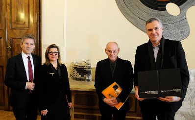 Am 12. Februar 2016 nahm Kunst- und Kulturminister Josef Ostermayer an einer Pressekonferenz bez&uuml;glich der &Uuml;bergabe des Nachlasses des verstorbenen &ouml;sterreichischen Architekten Hans Hollein zur Erweiterung der Architektursammlung des MAK teil. Im Bild (v.l.n.r.) Kunst- und Kulturminister Josef Ostermayer, Lilli Hollein, Tochter von Hans Hollein, Direktor des Architekturzentrum Wien Dietmar Steiner und MAK-Direktor Christoph Thun-Hohenstein.