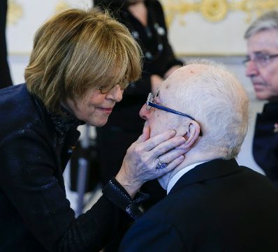 Am 12. Februar 2016 &uuml;berreichte Kunst- und Kulturminister Josef Ostermayer das Gro&szlig;e Ehrenzeichen f&uuml;r Verdienste um die Republik &Ouml;sterreich an Hellmuth Matiasek (m.). Im Bild mit Ehefrau Cornelia Froboess (l.).