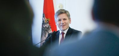 Am 12. Februar 2016 &uuml;berreichte Kunst- und Kulturminister Josef Ostermayer (im Bild) das Gro&szlig;e Ehrenzeichen f&uuml;r Verdienste um die Republik &Ouml;sterreich an Hellmuth Matiasek.