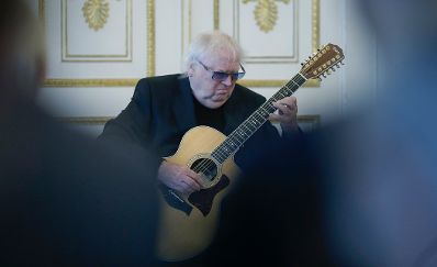 Am 12. Februar 2016 &uuml;berreichte Kunst- und Kulturminister Josef Ostermayer das Gro&szlig;e Ehrenzeichen f&uuml;r Verdienste um die Republik &Ouml;sterreich an Hellmuth Matiasek. Im Bild Sigi Schwab.