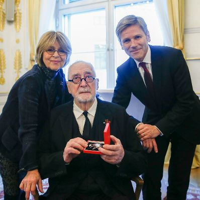 Am 12. Februar 2016 &uuml;berreichte Kunst- und Kulturminister Josef Ostermayer (r.) das Gro&szlig;e Ehrenzeichen f&uuml;r Verdienste um die Republik &Ouml;sterreich an Hellmuth Matiasek (m.). Im Bild mit Ehefrau Cornelia Froboess (l.).