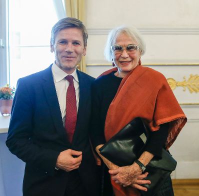 Am 12. Februar 2016 &uuml;berreichte Kunst- und Kulturminister Josef Ostermayer (l.) das Gro&szlig;e Ehrenzeichen f&uuml;r Verdienste um die Republik &Ouml;sterreich an Hellmuth Matiasek. Im Bild mit der Schauspielerin Christine Ostermayer (r.).