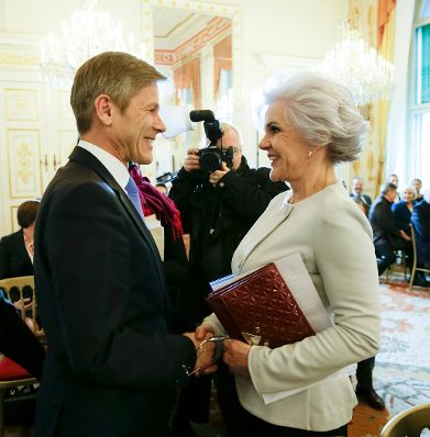 Am 16. Februar 2016 &uuml;berreichte Kunst- und Kulturminister Josef Ostermayer (l.) die Urkunde, mit der Maresa H&ouml;rbiger (r.) der Berufstitel Professorin verliehen wurde.