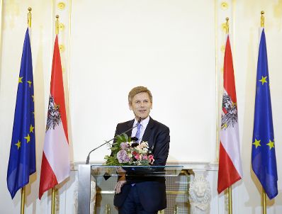 Am 16. Februar 2016 &uuml;berreichte Kunst- und Kulturminister Josef Ostermayer (im Bild) die Urkunde, mit der Maresa H&ouml;rbiger der Berufstitel Professorin verliehen wurde.