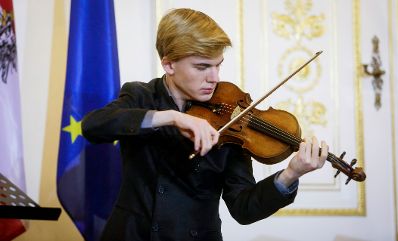 Am 16. Februar 2016 &uuml;berreichte Kunst- und Kulturminister Josef Ostermayer die Urkunde, mit der Maresa H&ouml;rbiger der Berufstitel Professorin verliehen wurde.