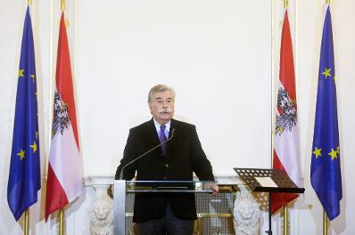 Am 16. Februar 2016 &uuml;berreichte Kunst- und Kulturminister Josef Ostermayer die Urkunde, mit der Maresa H&ouml;rbiger der Berufstitel Professorin verliehen wurde. Im Bild der Laudator Ulrich N. Schulenburg.