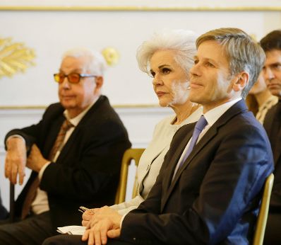 Am 16. Februar 2016 &uuml;berreichte Kunst- und Kulturminister Josef Ostermayer (r.) die Urkunde, mit der Maresa H&ouml;rbiger (m.) der Berufstitel Professorin verliehen wurde.