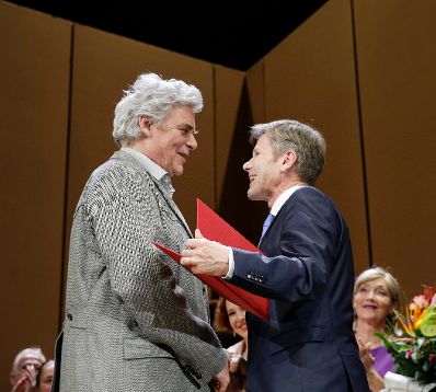 Am 16. Februar 2016 &uuml;berreichte Kunst- und Kulturminister Josef Ostermayer (r.) die Urkunde, mit der Schauspieler Peter Simonischek (l.) der Berufstitel Kammerschauspieler verliehen wurde.