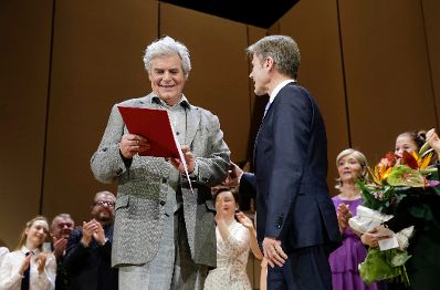 Am 16. Februar 2016 &uuml;berreichte Kunst- und Kulturminister Josef Ostermayer (r.) die Urkunde, mit der Schauspieler Peter Simonischek (l.) der Berufstitel Kammerschauspieler verliehen wurde.