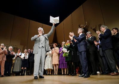 Am 16. Februar 2016 &uuml;berreichte Kunst- und Kulturminister Josef Ostermayer die Urkunde, mit der Schauspieler Peter Simonischek der Berufstitel Kammerschauspieler verliehen wurde.