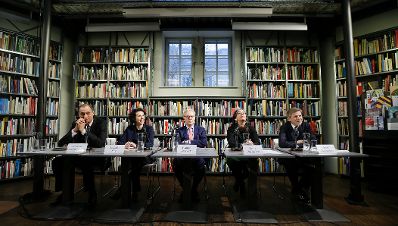 Am 17. Februar 2016 sprach Kunst- und Kulturminister Josef Ostermayer (r.) bei der Pressekonferenz anl&auml;sslich der Pr&auml;sentation von Angelika Fitz (m.l.) als zuk&uuml;nftige Direktorin des Architekturzentrums Wien. Im Bild mit Vizeb&uuml;rgermeisterin Maria Vassilakou (m.r.), Kulturstadtrat Andreas Mailath-Pokorny (l.) und Az W-Pr&auml;sident Hannes Swoboda (m.).