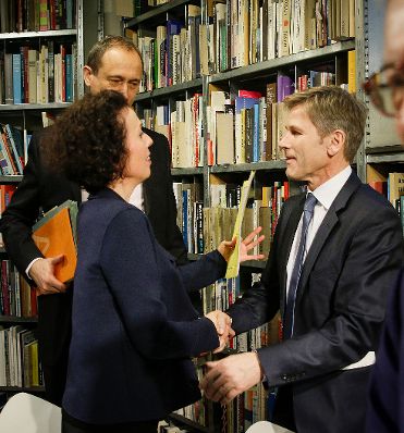 Am 17. Februar 2016 sprach Kunst- und Kulturminister Josef Ostermayer (r.) bei der Pressekonferenz anl&auml;sslich der Pr&auml;sentation von Angelika Fitz (l.) als zuk&uuml;nftige Direktorin des Architekturzentrums Wien.