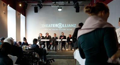 Am 22. Februar 2016 fand eine Pressekonferenz der Theaterallianz mit Kunst- und Kulturminister Josef Ostermayer im Schauspielhaus Wien statt. Im Bild (v.l.n.r.) Gerhard Lehner klagenfurter ensemble, Robert Pienz Schauspielhaus Salzburg, Kunst- und Kulturminister Josef Ostermayer, Tomas Schweigen Schauspielhaus Wien und Harald Gebhartl Theater Ph&ouml;nix.