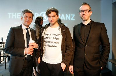 Am 22. Februar 2016 fand eine Pressekonferenz der Theaterallianz mit Kunst- und Kulturminister Josef Ostermayer (l.) im Schauspielhaus Wien statt. Im Bild mit dem Gewinner des AutorInnenpreises Thomas K&ouml;ck (m.) und Tomas Schweigen Schauspielhaus Wien (r.). 