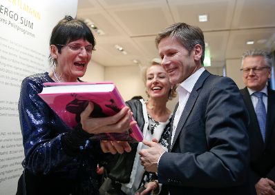 Am 24. Februar 2016 besuchte Kunst- und Kulturminister Josef Ostermayer (r.) die Ausstellung &bdquo;Amo ergo sum&ldquo;. Im Bild mit der K&uuml;nstlerin Renate Bertlmann (l.) und der Kuratorin Jessica Morgan(m.).