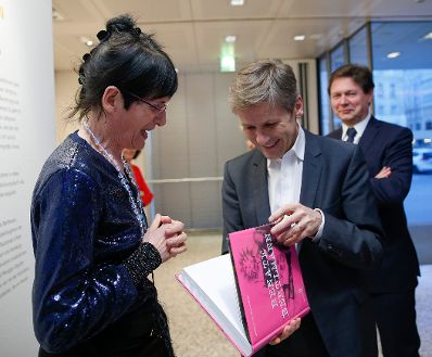 Am 24. Februar 2016 besuchte Kunst- und Kulturminister Josef Ostermayer (r.) die Ausstellung &bdquo;Amo ergo sum&ldquo;. Im Bild mit der K&uuml;nstlerin Renate Bertlmann (l.).