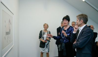 Am 24. Februar 2016 besuchte Kunst- und Kulturminister Josef Ostermayer (r.) die Ausstellung &bdquo;Amo ergo sum&ldquo;. Im Bild mit der K&uuml;nstlerin Renate Bertlmann (l.).