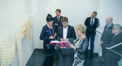 Am 24. Februar 2016 besuchte Kunst- und Kulturminister Josef Ostermayer (m.) die Ausstellung &bdquo;Amo ergo sum&ldquo;. Im Bild mit der K&uuml;nstlerin Renate Bertlmann (l.) und der Kuratorin Jessica Morgan (r.).