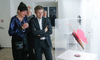 Am 24. Februar 2016 besuchte Kunst- und Kulturminister Josef Ostermayer (r.) die Ausstellung &bdquo;Amo ergo sum&ldquo;. Im Bild mit der K&uuml;nstlerin Renate Bertlmann (l.).