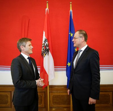 Am 25. Februar 2016 empfing Kanzleramtsminister Josef Ostermayer (l.) den EU-Kommissar Tibor Navracsics (r.) zu einem bilateralen Treffen.