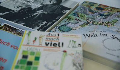 Am 26. Februar 2016 &uuml;berreichte Kunst- und Kulturminister Josef Ostermayer die Staatspreise &bdquo;Sch&ouml;nste B&uuml;cher &Ouml;sterreichs 2015&ldquo; im Bundeskanzleramt.