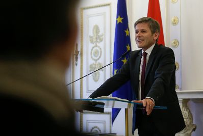 Am 26. Februar 2016 &uuml;berreichte Kunst- und Kulturminister Josef Ostermayer (im Bild) die Staatspreise &bdquo;Sch&ouml;nste B&uuml;cher &Ouml;sterreichs 2015&ldquo; im Bundeskanzleramt.