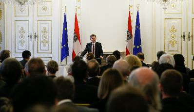 Am 26. Februar 2016 &uuml;berreichte Kunst- und Kulturminister Josef Ostermayer (im Bild) die Staatspreise &bdquo;Sch&ouml;nste B&uuml;cher &Ouml;sterreichs 2015&ldquo; im Bundeskanzleramt.