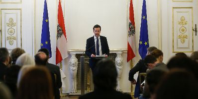 Am 26. Februar 2016 &uuml;berreichte Kunst- und Kulturminister Josef Ostermayer die Staatspreise &bdquo;Sch&ouml;nste B&uuml;cher &Ouml;sterreichs 2015&ldquo; im Bundeskanzleramt. Im Bild der Pr&auml;sident des Hauptverbandes des &Ouml;sterreichischen Buchhandels Benedikt F&ouml;ger.