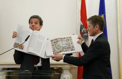 Am 26. Februar 2016 &uuml;berreichte Kunst- und Kulturminister Josef Ostermayer (r.) die Staatspreise &bdquo;Sch&ouml;nste B&uuml;cher &Ouml;sterreichs 2015&ldquo; im Bundeskanzleramt. Im Bild mit dem Moderator Michael Freund (l.).