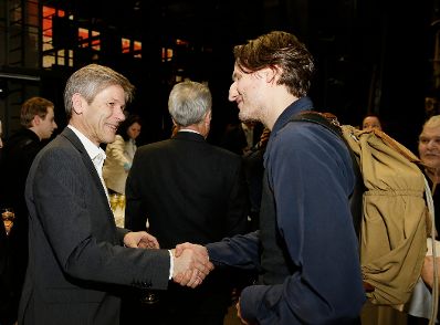 Am 27. Februar 2016 besuchte Kunst- und Kulturminister Josef Ostermayer (l.) die Urauff&uuml;hrung von "Die Unschuldigen, ich und die Unbekannte am Rand der Landstra&szlig;e" im Burgtheater. Im Bild mit Schauspieler Felix Strobel (r.).