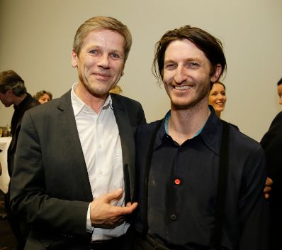 Am 27. Februar 2016 besuchte Kunst- und Kulturminister Josef Ostermayer (l.) die Urauff&uuml;hrung von "Die Unschuldigen, ich und die Unbekannte am Rand der Landstra&szlig;e" im Burgtheater. Im Bild mit Schauspieler Christopher Nell (r.).