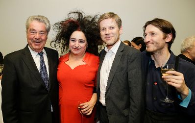 Am 27. Februar 2016 besuchte Kunst- und Kulturminister Josef Ostermayer (m.r.) die Urauff&uuml;hrung von "Die Unschuldigen, ich und die Unbekannte am Rand der Landstra&szlig;e" im Burgtheater. Im Bild mit Bundespr&auml;sident Heinz Fischer (l.), Schauspielerin Maria Happel (m.l.) und Schauspieler Christopher Nell (r.).