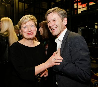 Am 27. Februar 2016 besuchte Kunst- und Kulturminister Josef Ostermayer (r.) die Urauff&uuml;hrung von "Die Unschuldigen, ich und die Unbekannte am Rand der Landstra&szlig;e" im Burgtheater. Im Bild mit Burgtheater-Direktorin Karin Bergmann (l.).