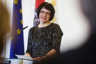 Am 1. M&auml;rz 2016 &uuml;berreichte Sektionschefin Andrea Ecker (im Bild) das &Ouml;sterreichische Ehrenkreuz f&uuml;r Wissenschaft und Kunst I. Klasse an den Kammerschauspieler Peter Matić.