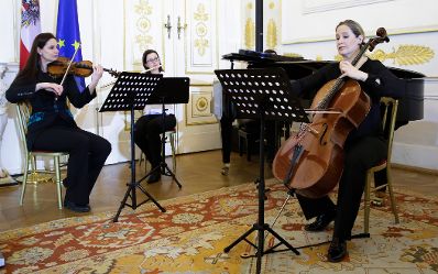 Am 1. M&auml;rz 2016 &uuml;berreichte Sektionschefin Andrea Ecker das &Ouml;sterreichische Ehrenkreuz f&uuml;r Wissenschaft und Kunst I. Klasse an den Kammerschauspieler Peter Matić.