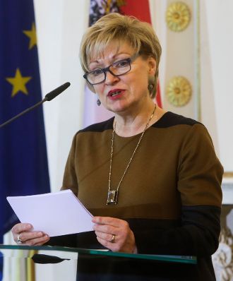 Am 1. M&auml;rz 2016 &uuml;berreichte Sektionschefin Andrea Ecker das &Ouml;sterreichische Ehrenkreuz f&uuml;r Wissenschaft und Kunst I. Klasse an den Kammerschauspieler Peter Matić. Im Bild Laudatorin Burgtheater-Direktorin Karin Bergmann.