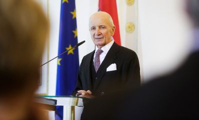 Am 1. M&auml;rz 2016 &uuml;berreichte Sektionschefin Andrea Ecker das &Ouml;sterreichische Ehrenkreuz f&uuml;r Wissenschaft und Kunst I. Klasse an den Kammerschauspieler Peter Matić (im Bild).