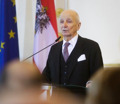 Am 1. M&auml;rz 2016 &uuml;berreichte Sektionschefin Andrea Ecker das &Ouml;sterreichische Ehrenkreuz f&uuml;r Wissenschaft und Kunst I. Klasse an den Kammerschauspieler Peter Matić (im Bild).