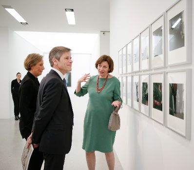 Am 3. M&auml;rz 2016 er&ouml;ffnete Kunst- und Kulturminister Josef Ostermayer (m.) die Ausstellung &quot;K&ouml;rper, Psyche und Tabu&quot; im Museum moderner Kunst Wien. Im Bild mit Kuratorin Eva Badura-Triska (r.) und mumok-Direktorin Karola Kraus (l.).