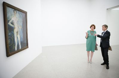 Am 3. M&auml;rz 2016 er&ouml;ffnete Kunst- und Kulturminister Josef Ostermayer (r.) die Ausstellung &quot;K&ouml;rper, Psyche und Tabu&quot; im Museum moderner Kunst Wien. Im Bild mit Kuratorin Eva Badura-Triska (l.).