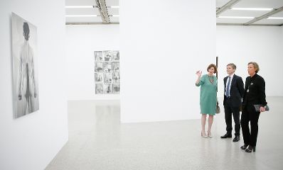 Am 3. M&auml;rz 2016 er&ouml;ffnete Kunst- und Kulturminister Josef Ostermayer (m.) die Ausstellung &quot;K&ouml;rper, Psyche und Tabu&quot; im Museum moderner Kunst Wien. Im Bild mit Kuratorin Eva Badura-Triska (l.) und mumok-Direktorin Karola Kraus (r.).