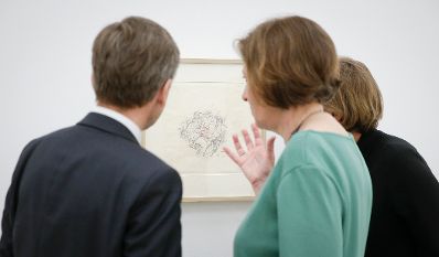Am 3. M&auml;rz 2016 er&ouml;ffnete Kunst- und Kulturminister Josef Ostermayer (l.) die Ausstellung &quot;K&ouml;rper, Psyche und Tabu&quot; im Museum moderner Kunst Wien. Im Bild mit Kuratorin Eva Badura-Triska (r.).