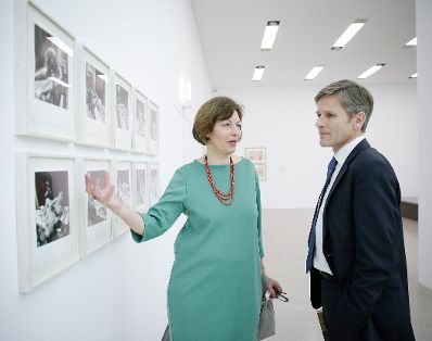 Am 3. M&auml;rz 2016 er&ouml;ffnete Kunst- und Kulturminister Josef Ostermayer (r.) die Ausstellung &quot;K&ouml;rper, Psyche und Tabu&quot; im Museum moderner Kunst Wien. Im Bild mit Kuratorin Eva Badura-Triska (l.).